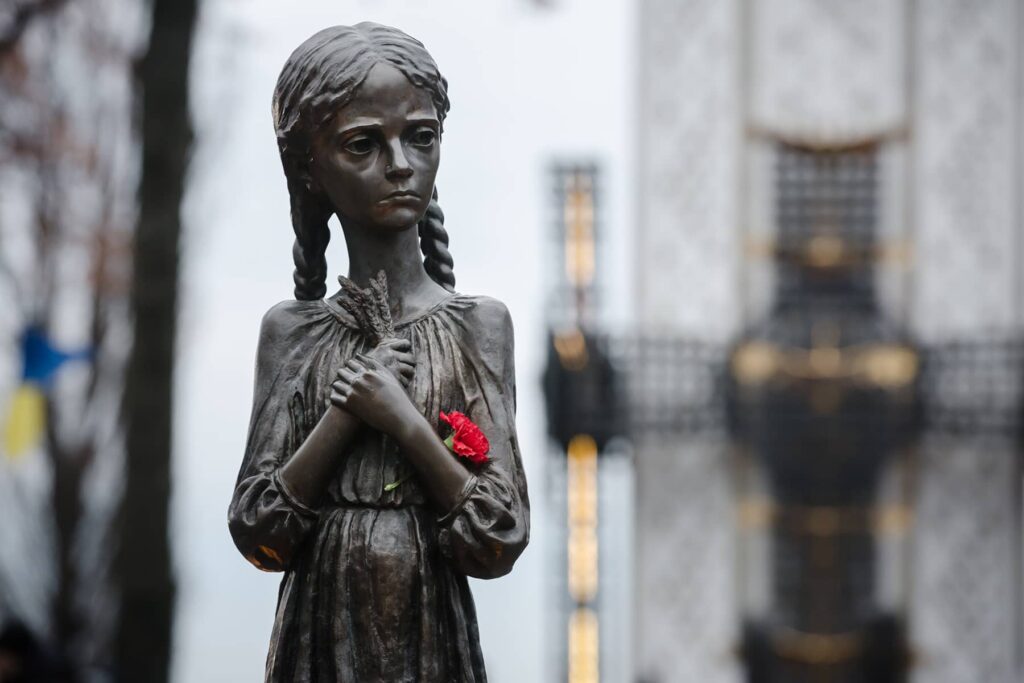 “Os comunistas comem crianças”: mito, trauma e crimes contra a humanidade