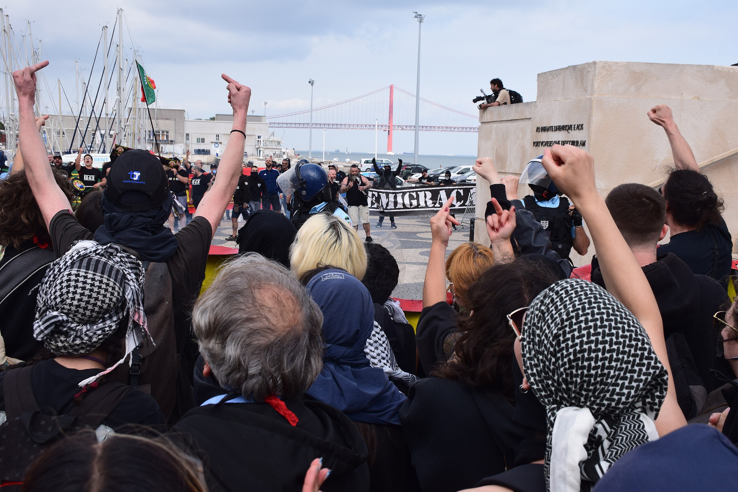 Iliberalismo, violência e silêncio: quando a democracia começa a ceder